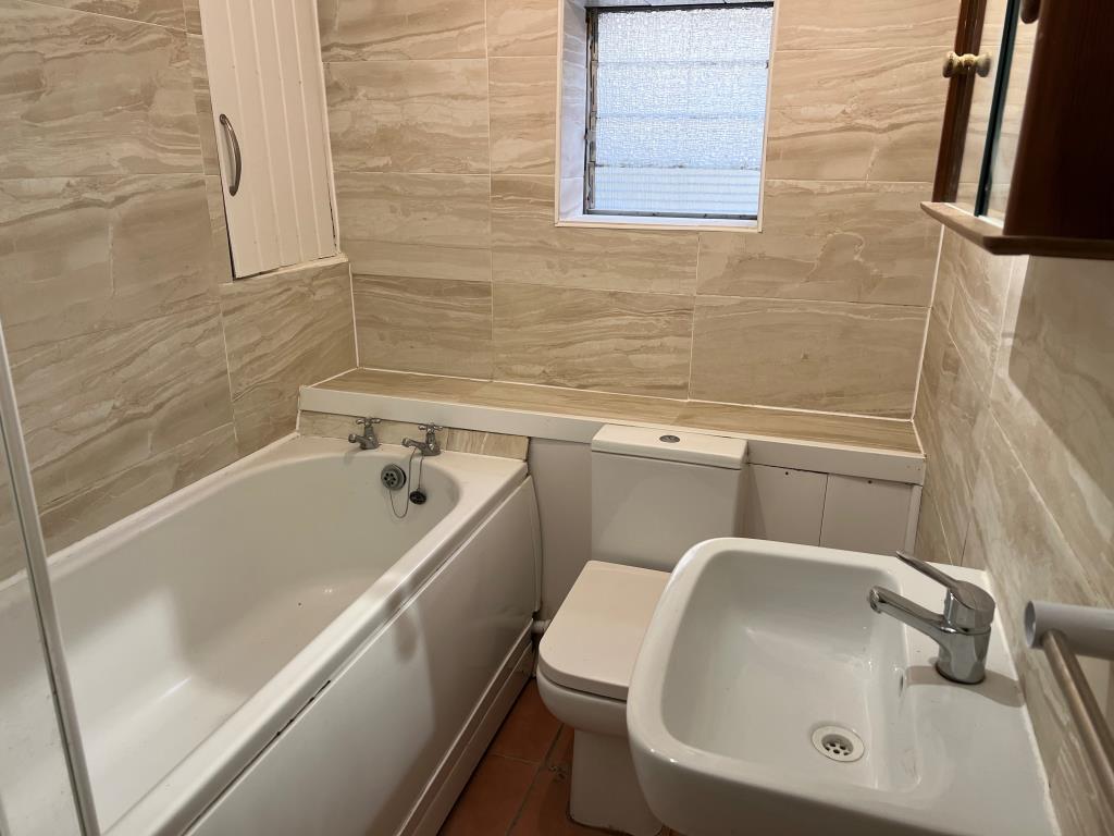Lot: 97 - FREEHOLD BLOCK OF SIX FLATS FOR INVESTMENT WITH PARKING TO THE REAR - A bathroom in one of the flats
